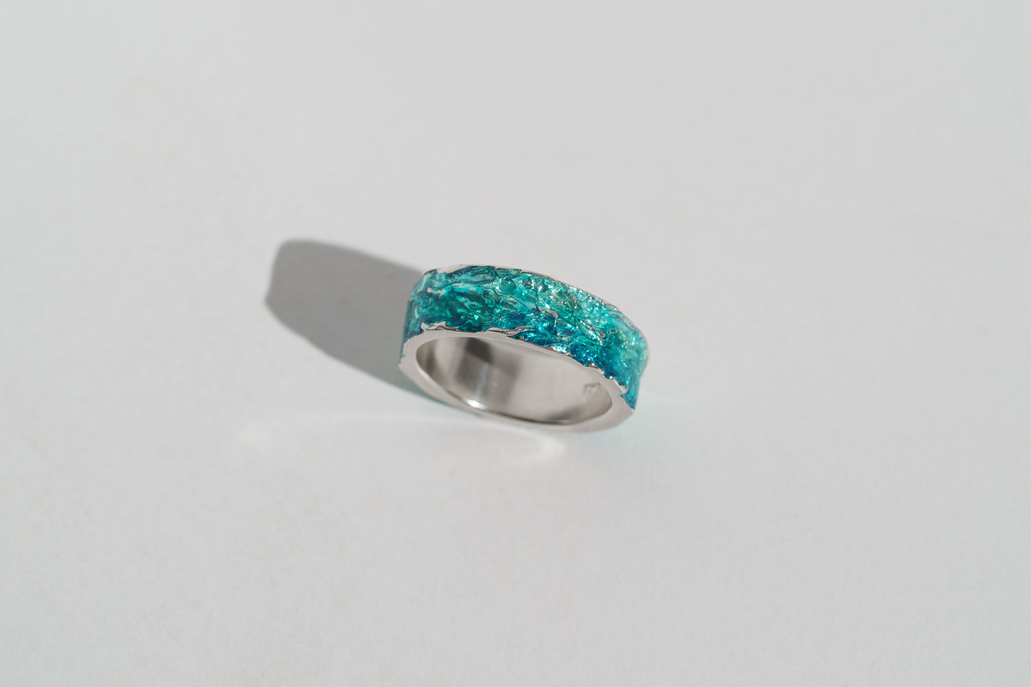 Ring "WAVE" emerald (6 mm) with smooth edges