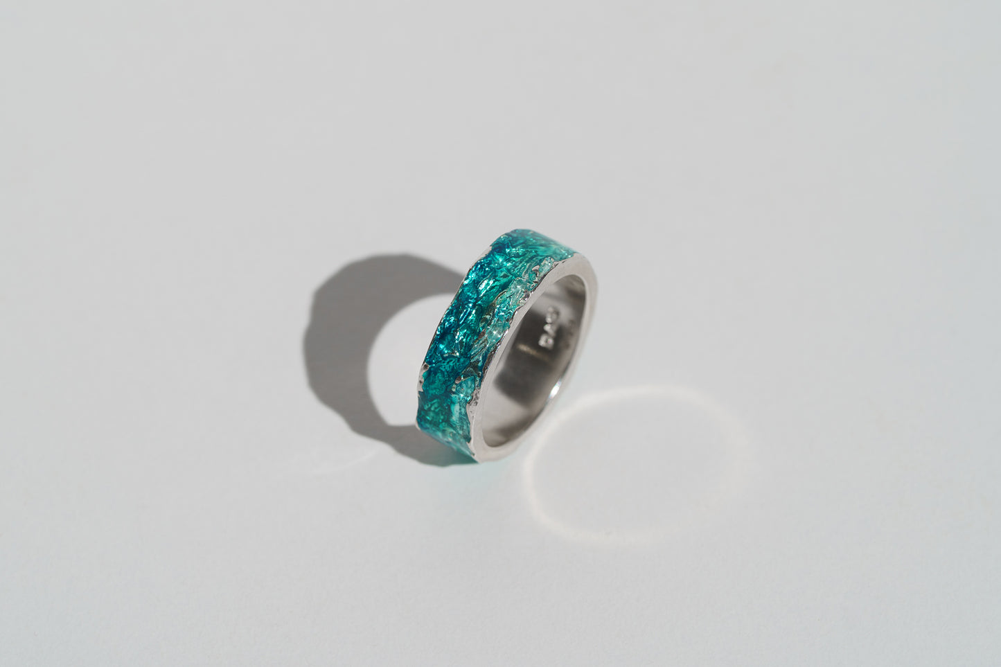 Ring "WAVE" emerald (6 mm) with smooth edges