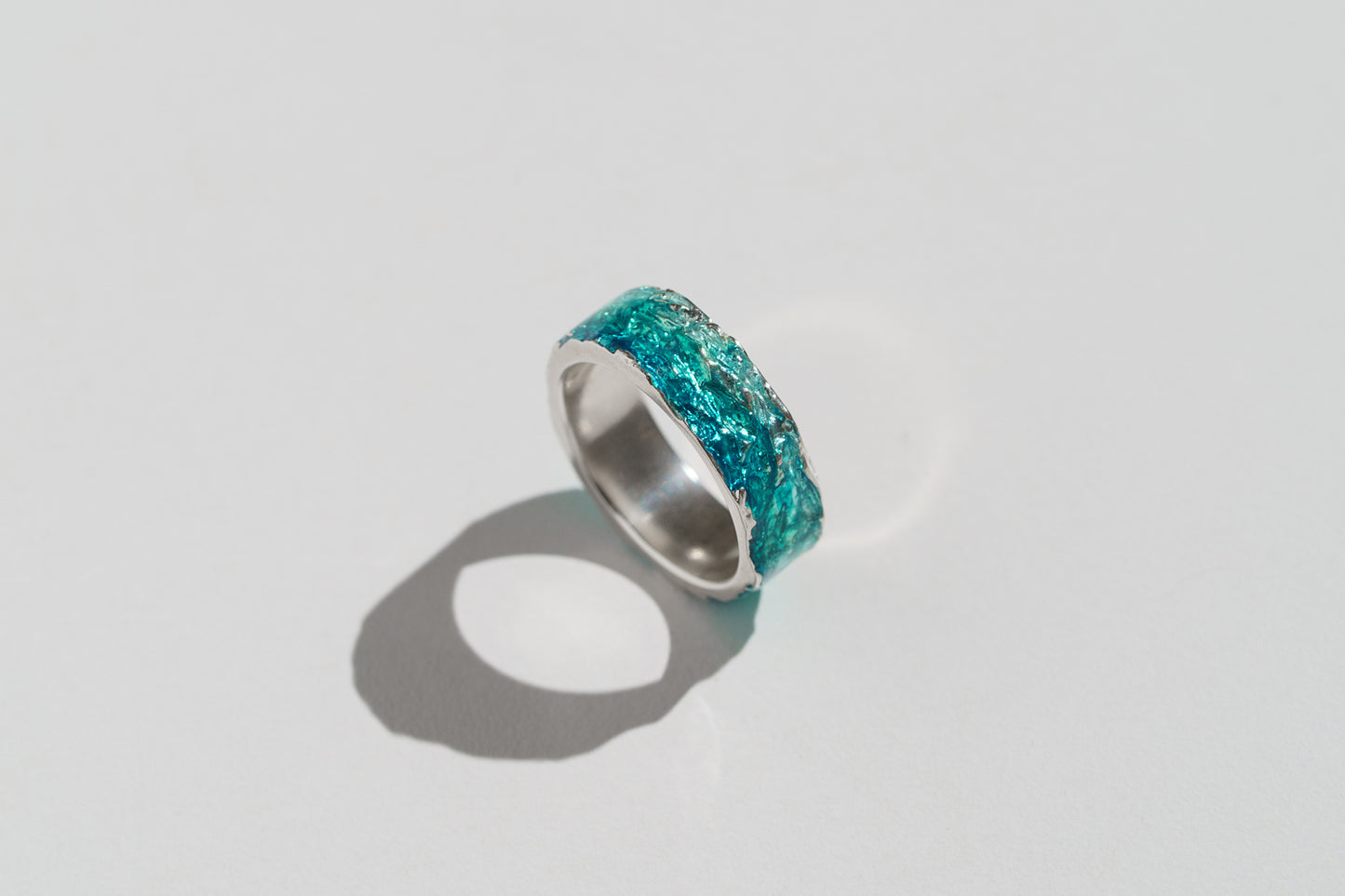 Ring "WAVE" emerald (6 mm) with smooth edges