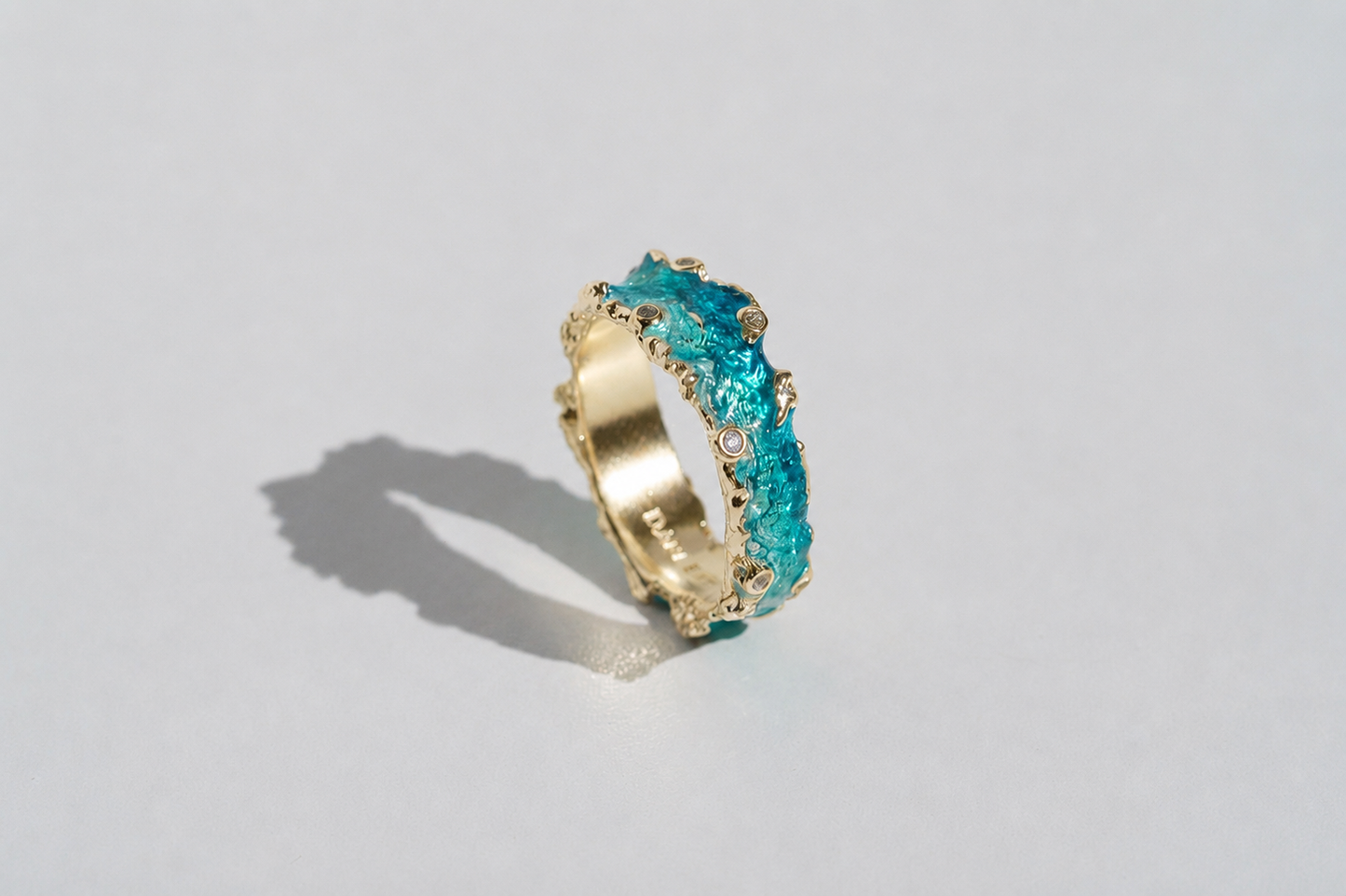Ring "Wave" (6 mm) emerald with gemstones