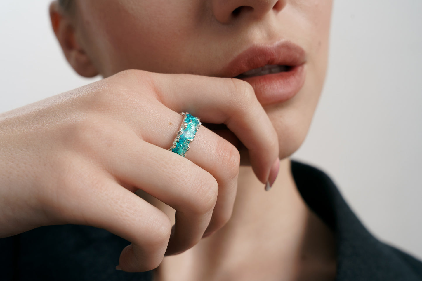 Ring "Wave" emerald (6 mm)
