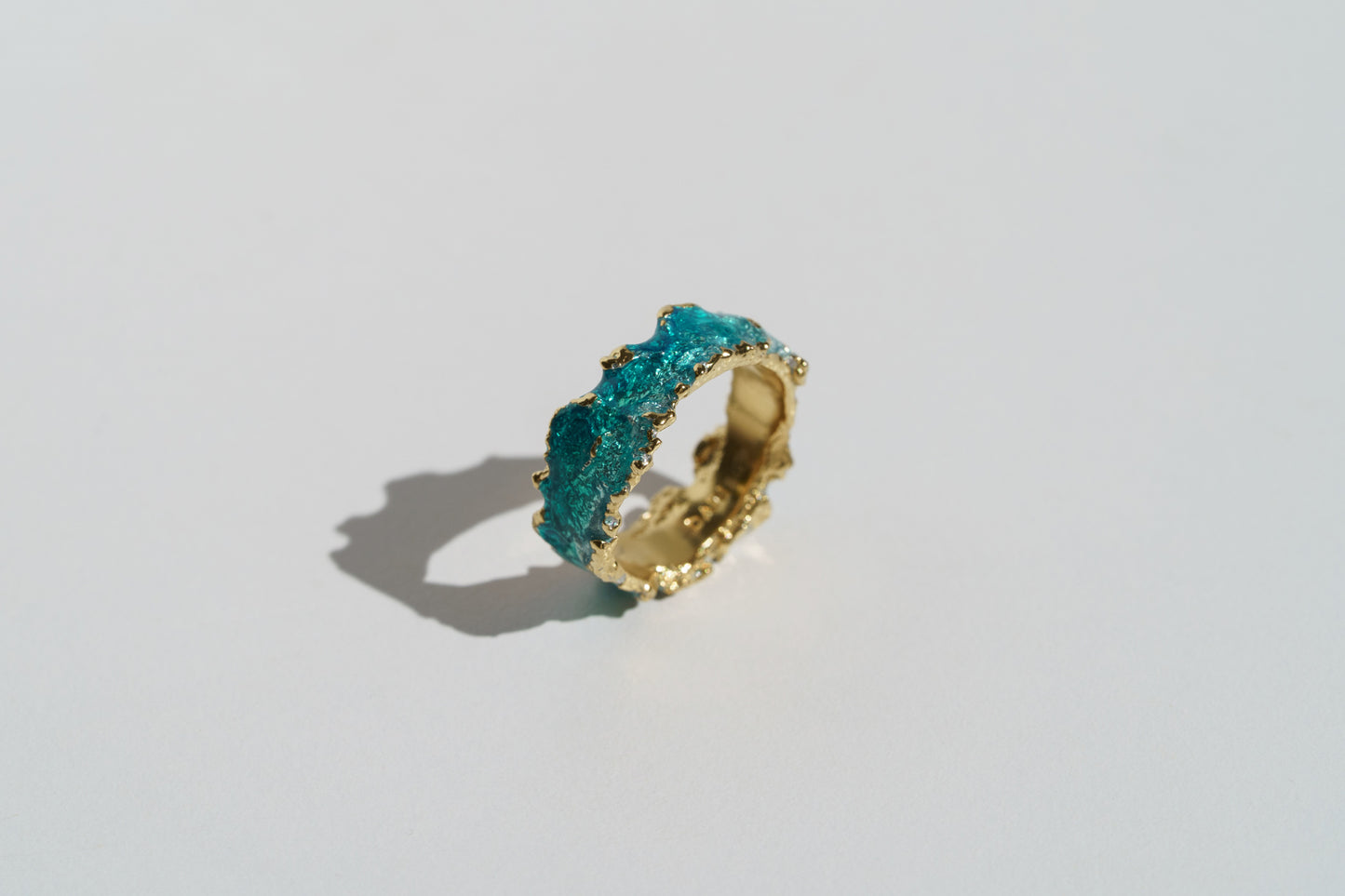 Ring "Wave" emerald (6 mm)
