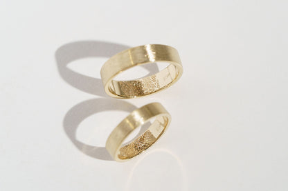 Wedding ring "Simple" (4 mm) brushed with personalized fingerprint inside
