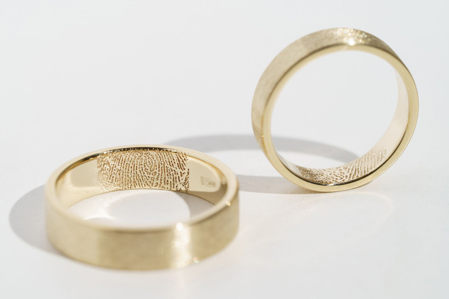 Wedding ring "Simple" (4 mm) brushed with personalized fingerprint inside