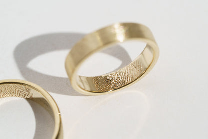 Wedding ring "Simple" (4 mm) brushed with personalized fingerprint inside