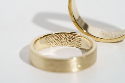 Wedding ring "Simple" (4 mm) brushed with personalized fingerprint inside