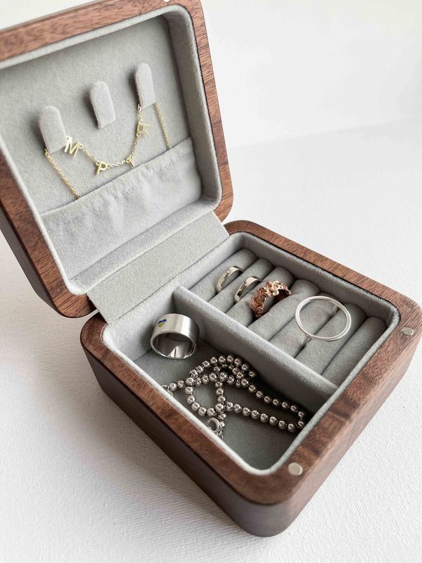 Wooden jewelry organizer (10x10x5 cm; walnut color)